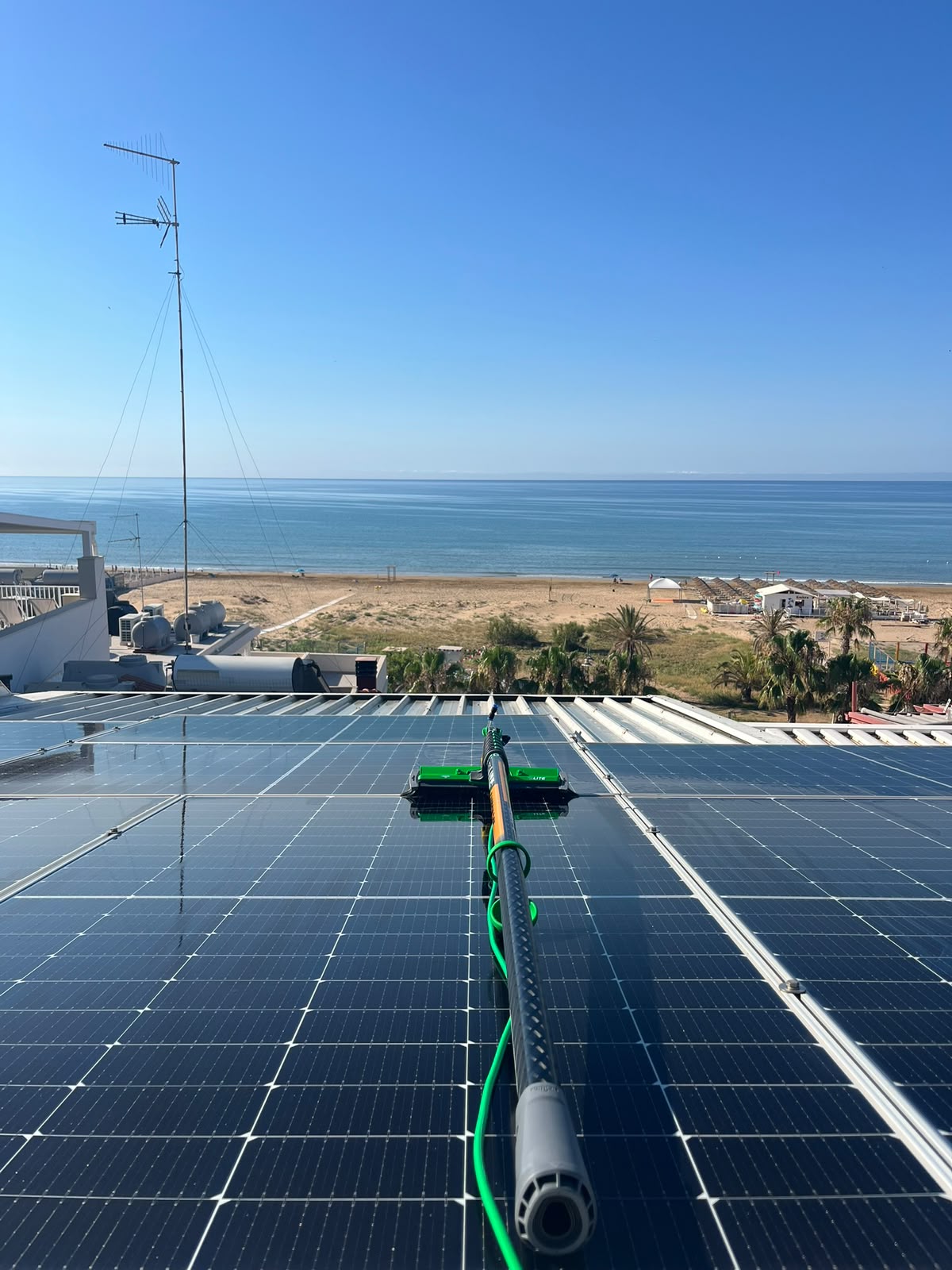 Lavaggio di pannelli fotovoltaici con attrezzatura professionale