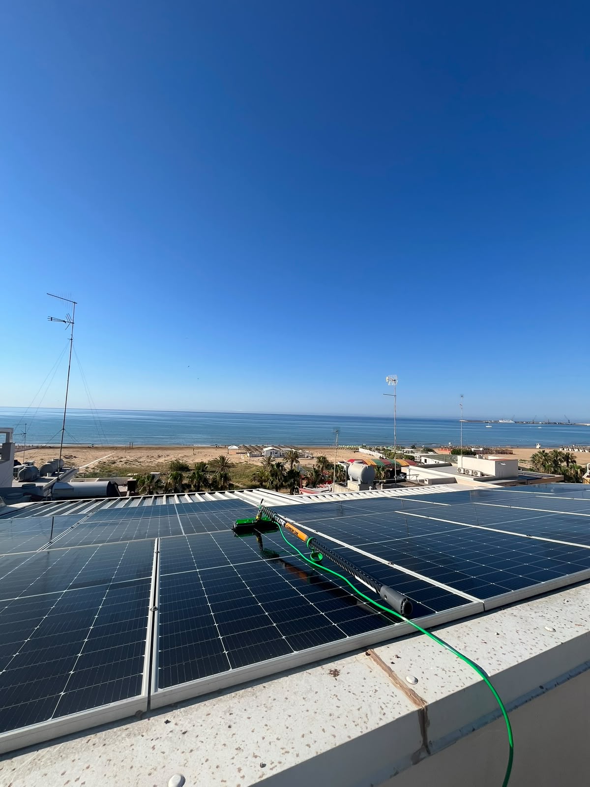 Intervento su pannelli fotovoltaici vicino al mare