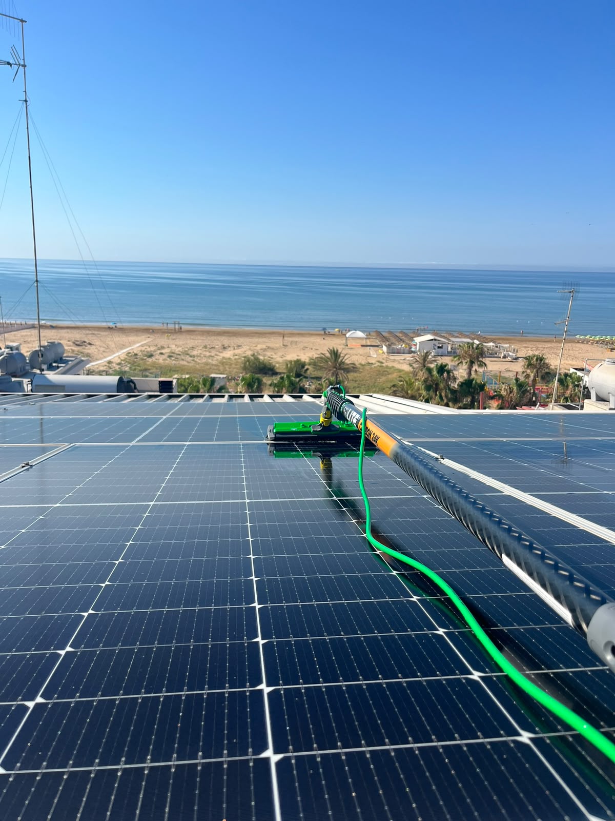 Dettaglio della pulizia di pannelli fotovoltaici
